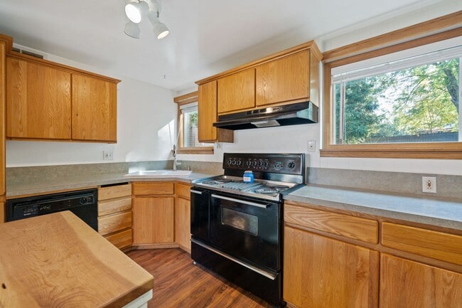 Building Photo - 9394 SE Mason Cir