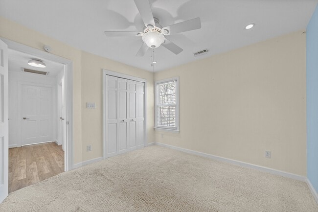 Building Photo - 832 Chalbourne Dr