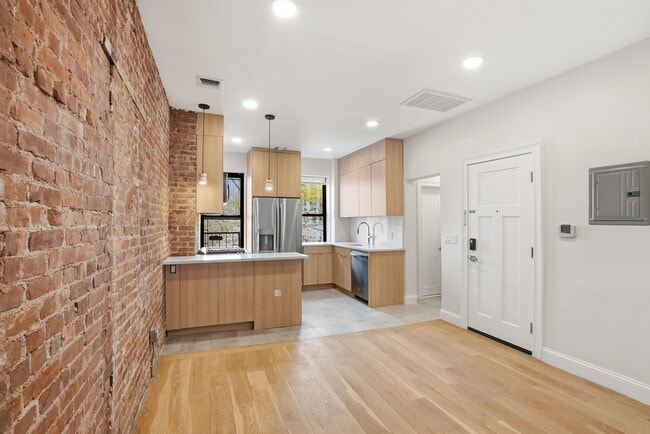 Building Photo - 233 1/2 Summit Ave