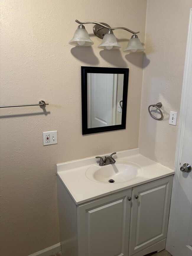 Building Photo - Modesto 3 Bedroom 2 Bathroom Home