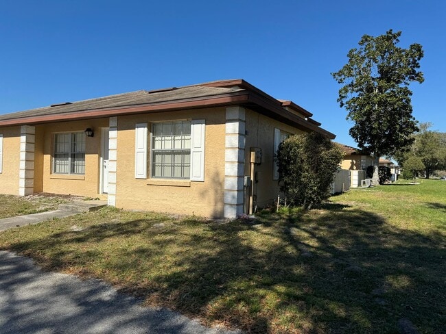 Building Photo - Spacious 3 bedroom, 2 bathrooms multiplex unit.