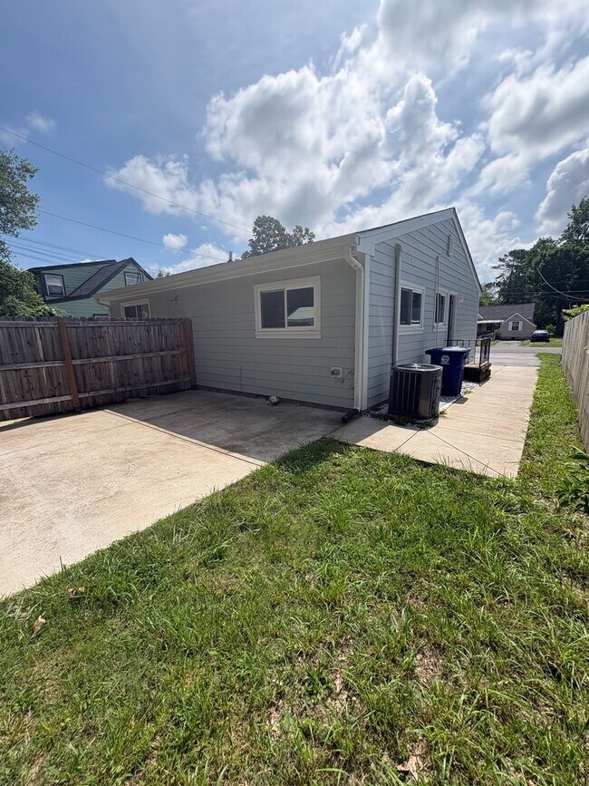 Building Photo - 123 Sequoia Dr
