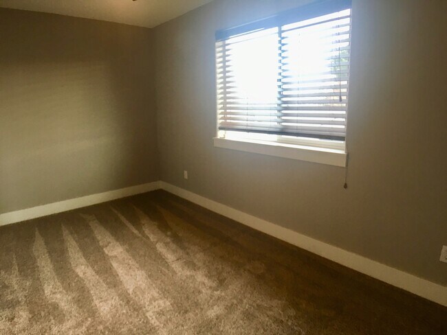 Building Photo - Spacious 3br/3.5ba House with Garage & AC in South Tabor Neighborhood