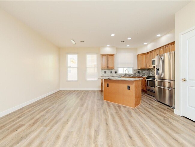 Building Photo - 3 Bedroom, 2.5 Bath CATALINA MOUNTAIN VIEWS! ROOF TOP CABANA!!