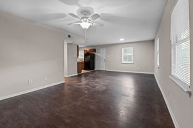 Building Photo - 3 Bedroom 1.5 Bath Single Family Home