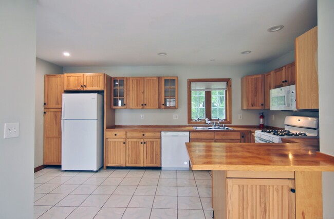 Building Photo - 290 Folino Dr