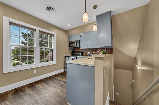 Building Photo - Furnished 1-Bedroom Upper Apartment on Main St