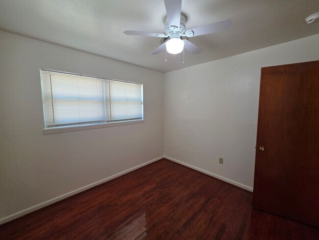 Building Photo - Charming 3/2 in Copperas Cove