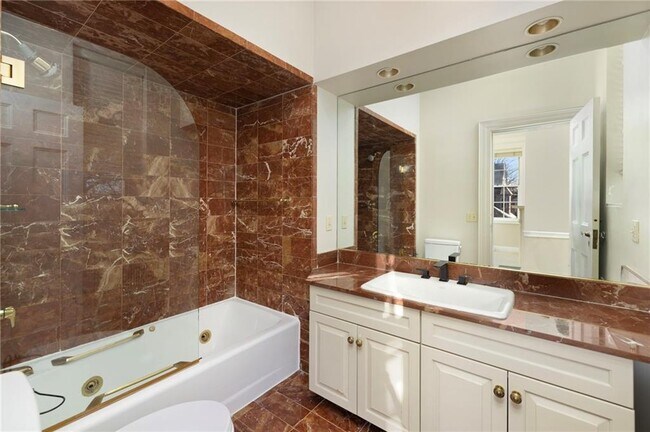 Building Photo - 72 Manning St