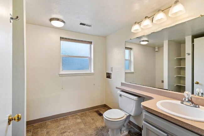 Building Photo - 465 Saddlemountain Rd