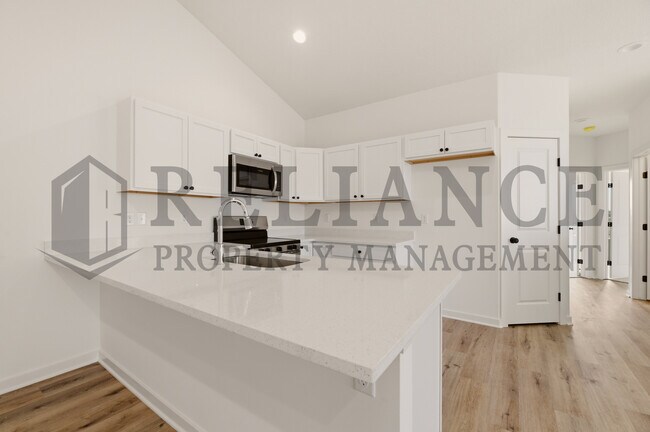 Building Photo - 5259 N Pinecrest Ct