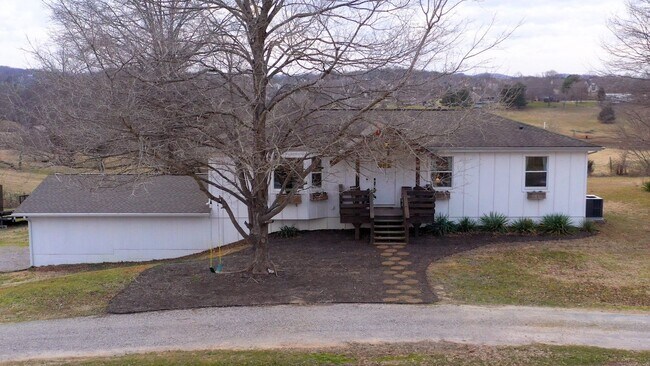 Building Photo - Stunning home situated on over 1 acre in North Thompson’s Station!