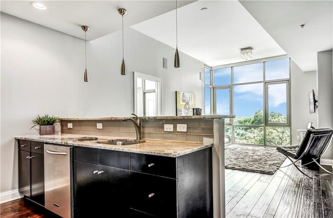 Building Photo - 905 Juniper St NE