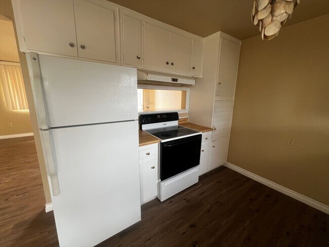 Building Photo - 6370-6370 Tamarisk Ave