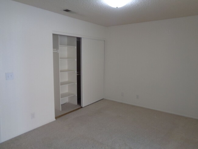 Building Photo - Cute and Clean 2 Bedroom Rosamond Home