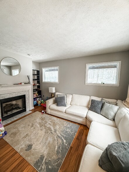 Building Photo - 102 Longfellow Close