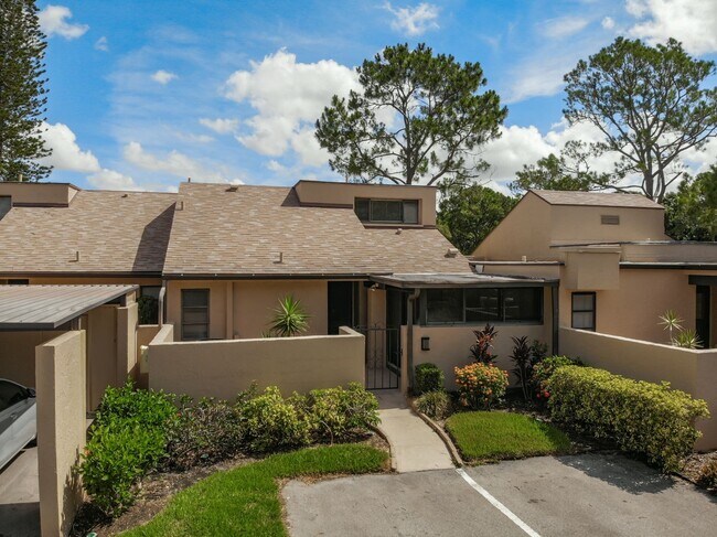 Building Photo - RARE 3 BEDROOM/ 2 BATH IN THE HIGHLY DESIR...