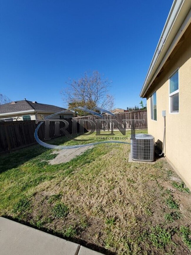 Building Photo - 3 bedroom bath near schools and parks