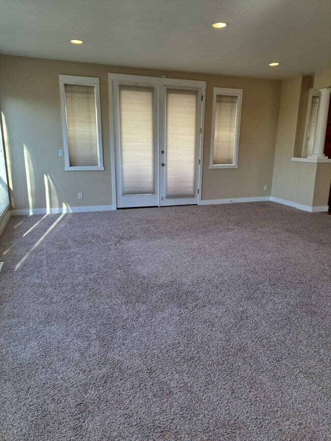 Building Photo - Secluded 5 bedroom Amazing Views Green Space