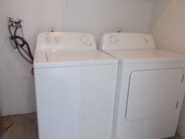 Building Photo - Beautifully Updated Second-Floor Condo! Section 8 Accepted! Rent special: $500 Move-In Special!