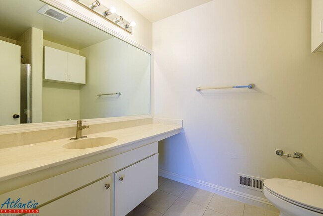 Building Photo - Lovely Townhouse | Loft | A/C | Desirable ...