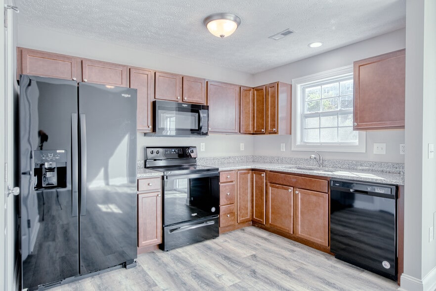 Building Photo - 150 Twisted Oak Dr NW