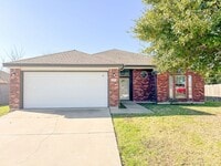 Building Photo - This beautiful 3 bedroom 2 bath home, is located just minutes from shopping, airport, hospitals a...