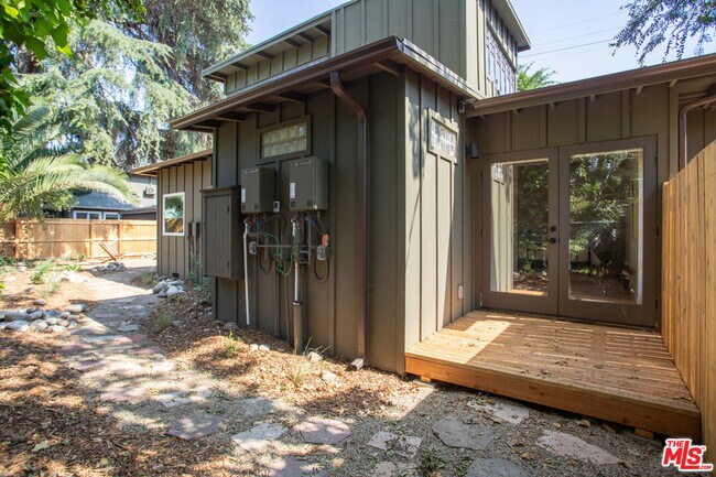 Building Photo - 4949 Sycamore Terrace