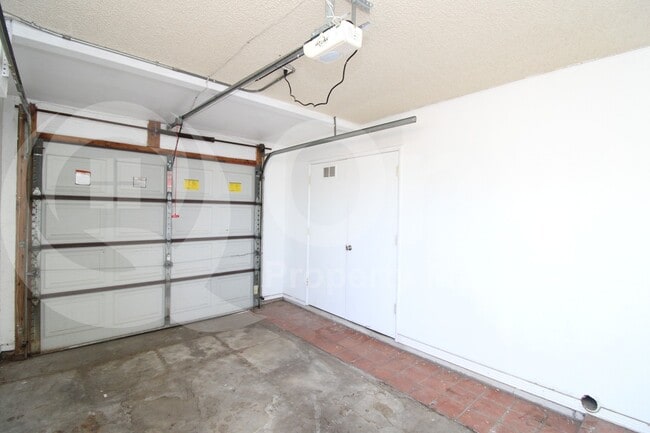 Building Photo - 2049 W Bloomfield Rd