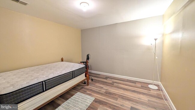 Building Photo - 6721 Sycamore Park Dr