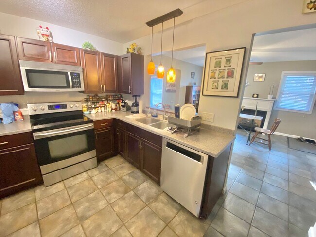 Building Photo - 56 Morellen Ln