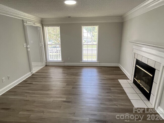 Building Photo - 5637 Hedgecrest Pl