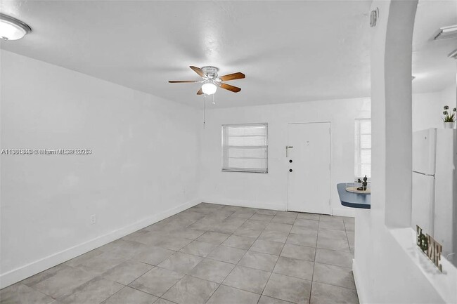 Building Photo - 1860 Venice Park Dr