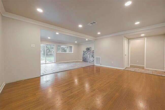 Building Photo - 5238 Beechnut St