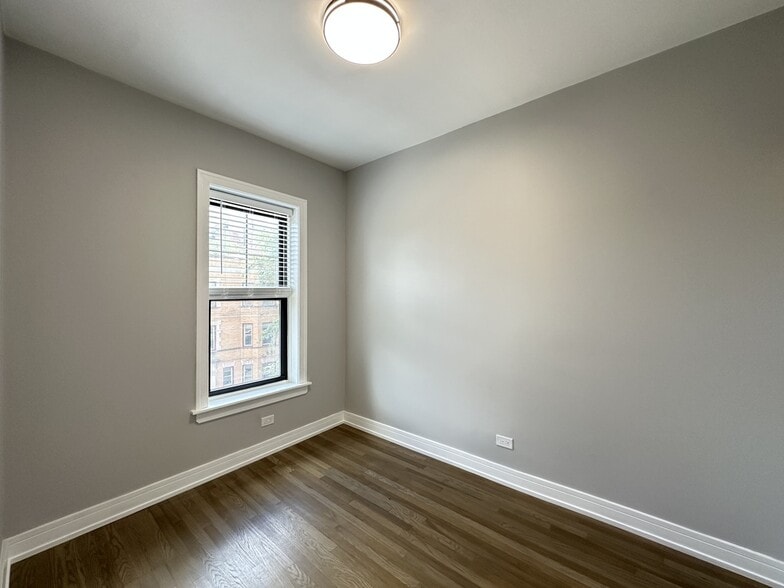 Building Photo - 3834 N Wilton Ave