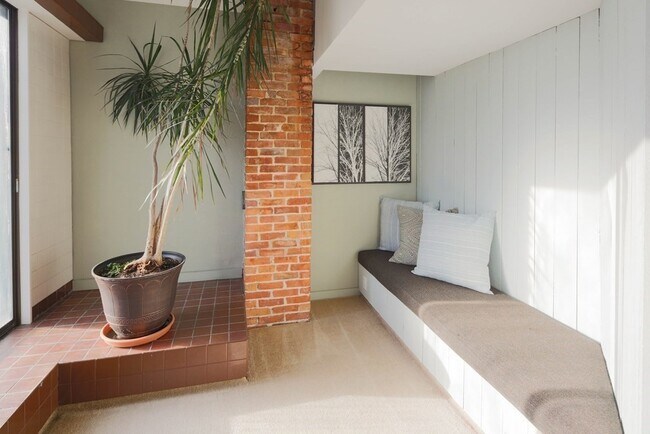 Building Photo - 182 Palfrey St