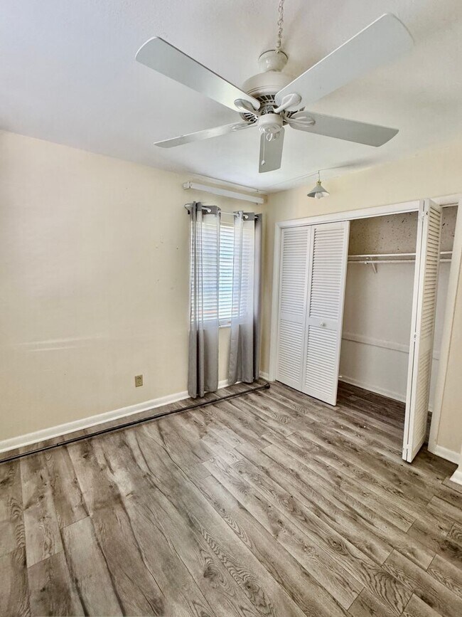 Building Photo - Charming 2 bed/ 2 bath in Royal Palm Villas