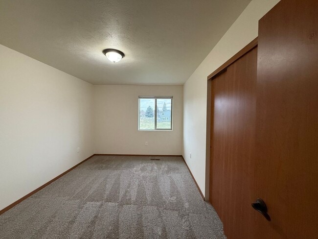 Building Photo - 612 S Chronicle Rd