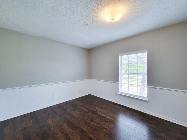 Building Photo - Welcome home to a bright & spacious retreat in sought-after Steeplechase where comfort, function ...