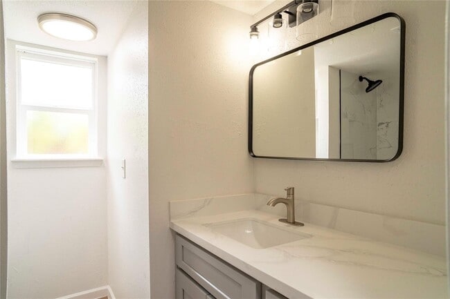 Building Photo - 9214 Woodland Oaks Dr