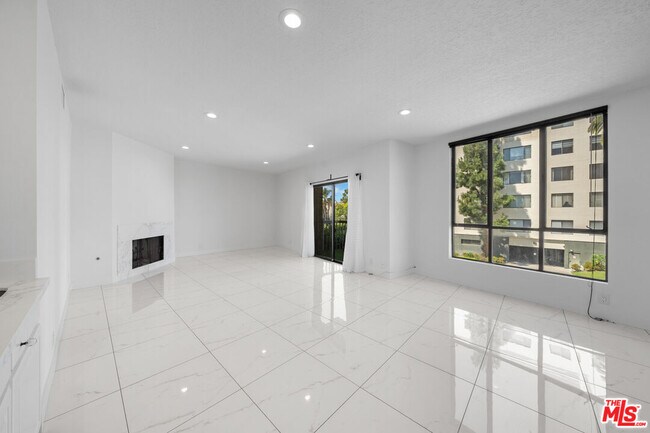 Building Photo - 4444 Wilshire Blvd