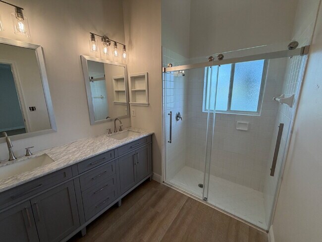 Building Photo - Beautiful Home with Large Great Room!