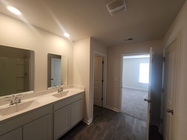 Building Photo - 5 bedroom/3 bath home in Aynor - 1/2 Off R...