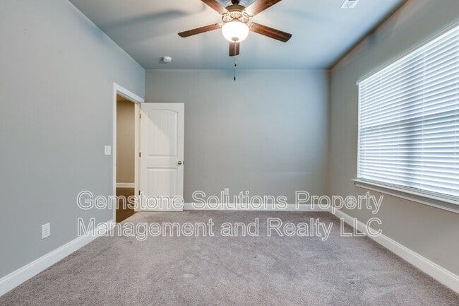 Building Photo - 2944 Hadley Close Ln