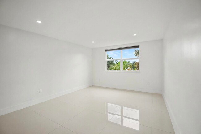 Building Photo - 10110 Boca Entrada Blvd
