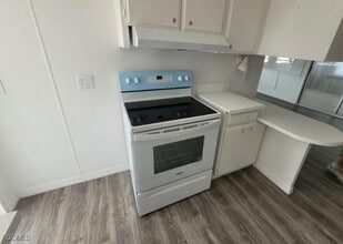 Building Photo - 2774 Wedgewood Dr