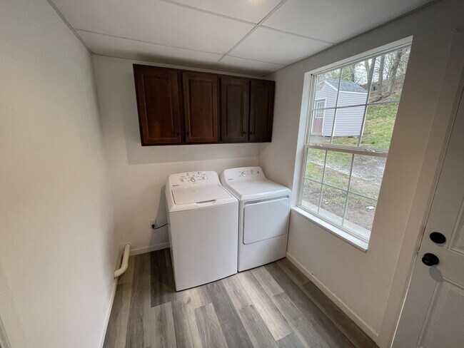 Building Photo - 252 River Rd