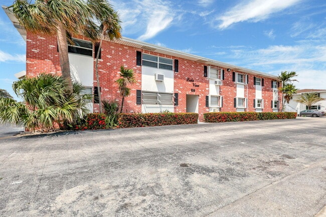 Building Photo - 810 Lake Shore Dr