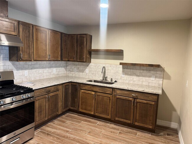 Building Photo - 702 McDaniel St