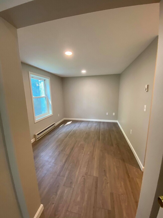 Building Photo - 1341 Main St